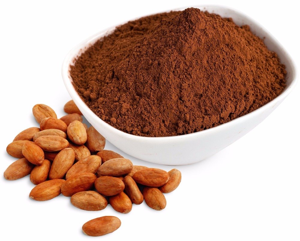 Какао-порошок в пиалке, рядом бобы