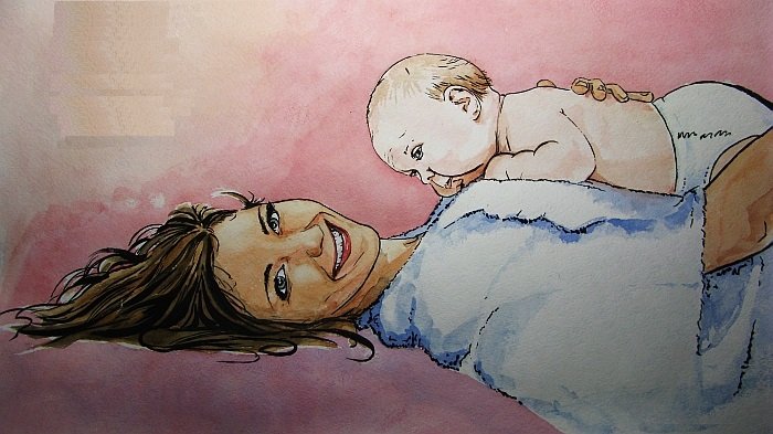 Улыбающаяся женщина с новорождённым на груди