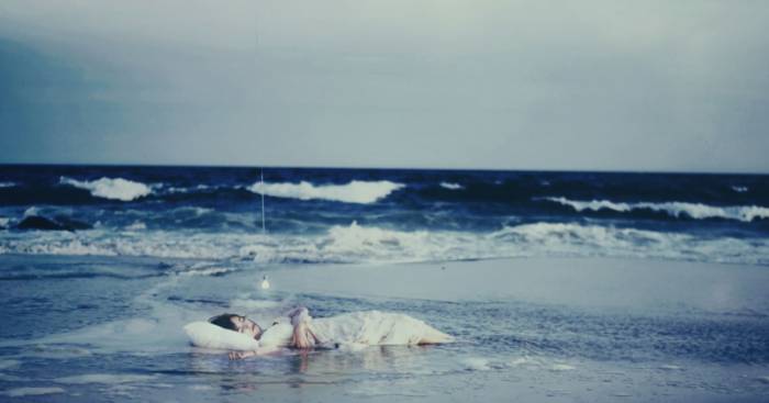 спящая женщина в море